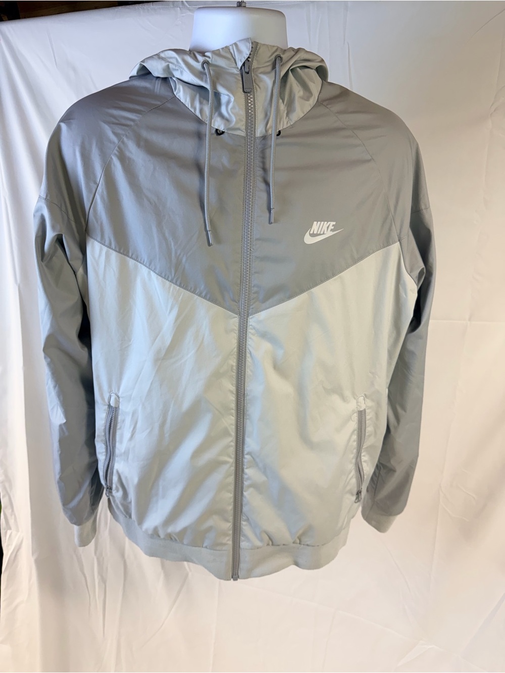 Nike Men’s Light and Mid Gray Colorblock Hooded Windbreaker